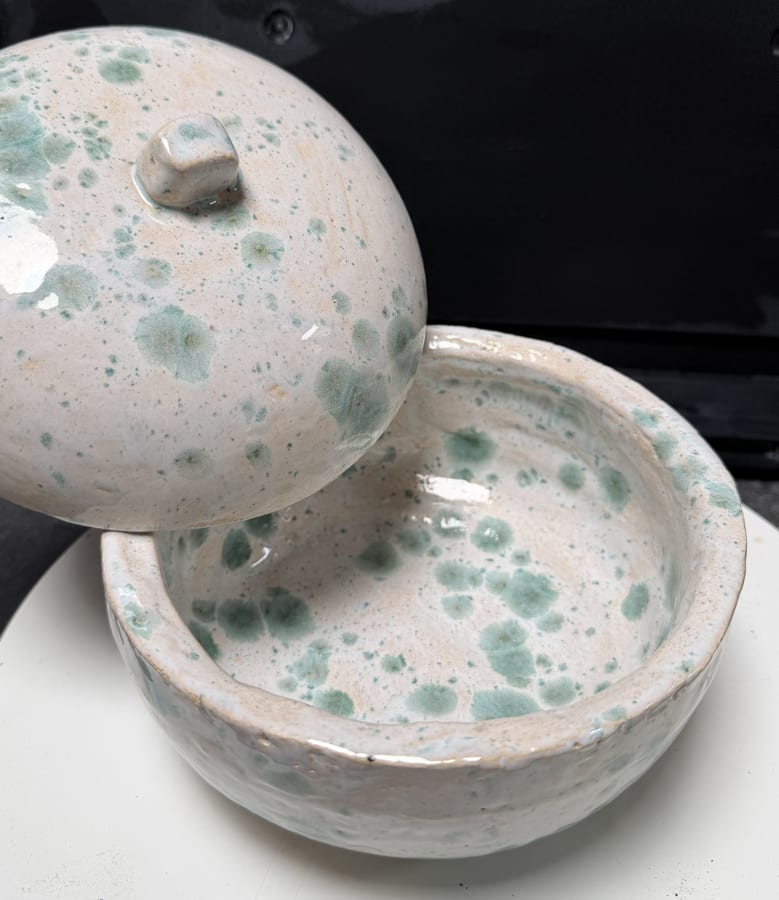 Keramiek "Ronde Pot met Deksel (binnenzijde)" door Marianne — Kunstcollectief Zaalberg