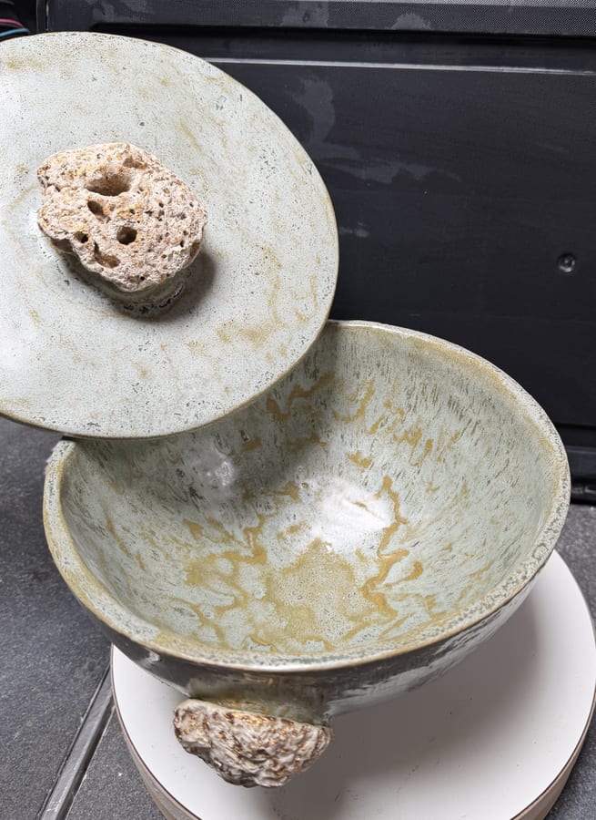 Keramiek "Ronde Pot met Deksel en Schelpen (binnenzijde)" door Marianne — Kunstcollectief Zaalberg