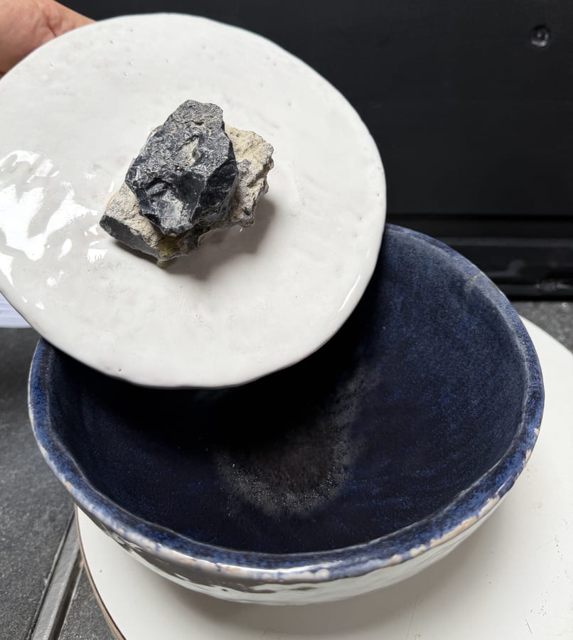 Keramiek "Ronde Pot met Deksel en Stenen (binnenzijde)" door Marianne — Kunstcollectief Zaalberg