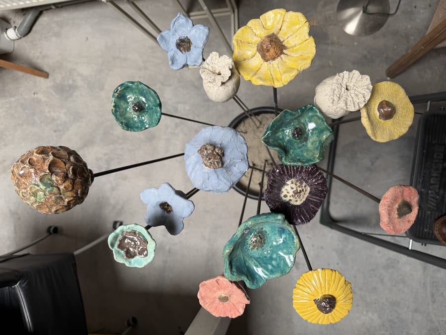 Keramiek "Bloemen op Steker" door Marianne — Kunstcollectief Zaalberg