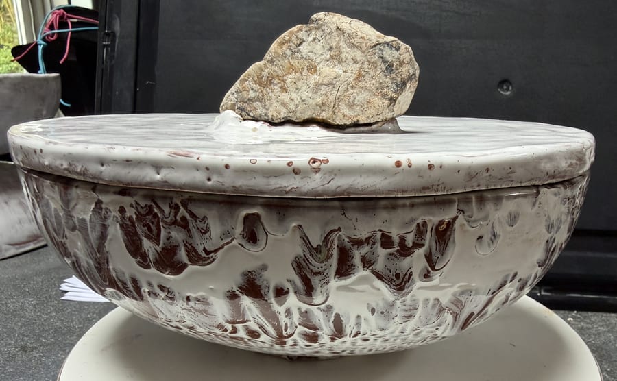 Keramiek "Ovale Pot met Deksel en Schelp" door Marianne — Kunstcollectief Zaalberg