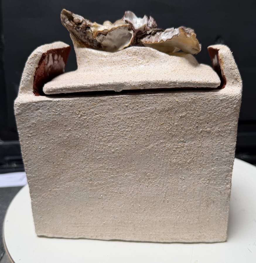 Keramiek "Rechthoekige Pot met Deksel en Schelp" door Marianne — Kunstcollectief Zaalberg