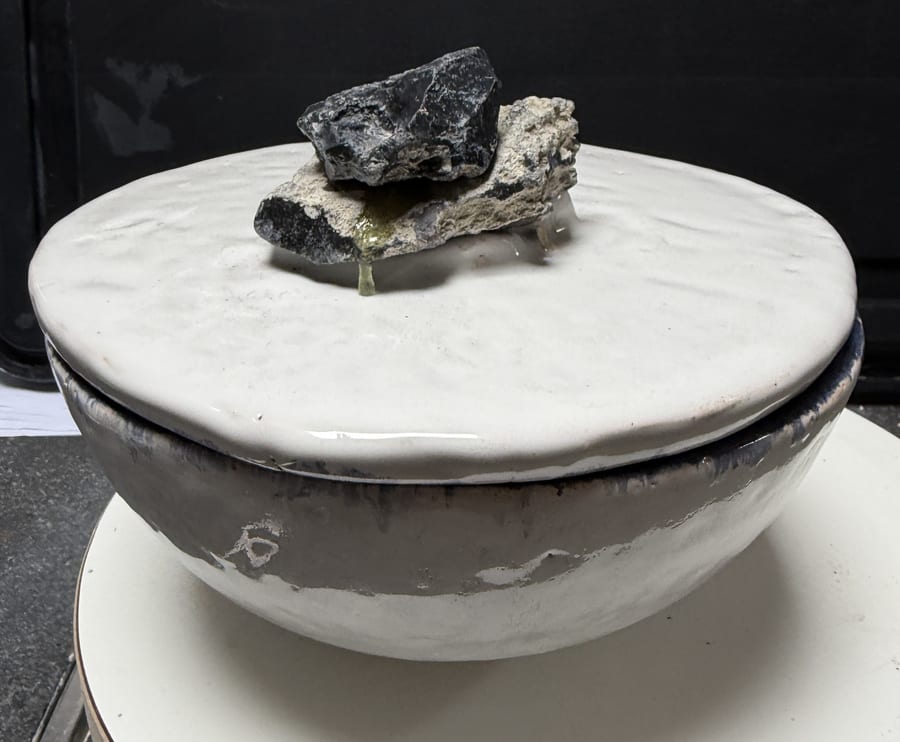 Keramiek "Ronde Pot met Deksel en Stenen" door Marianne — Kunstcollectief Zaalberg