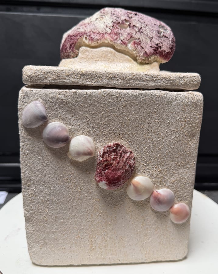 Keramiek "Vierkante Pot met Deksel en Schelp" door Marianne — Kunstcollectief Zaalberg