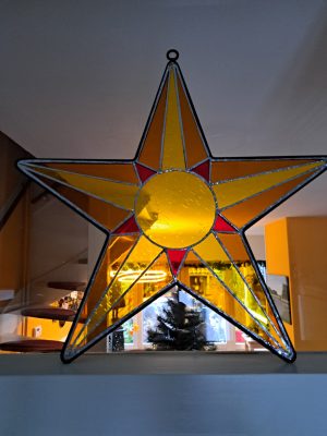 Tiffany-glaswerk "Raamdecoratie Kerstster" door Pieter — Kunstcollectief Zaalberg