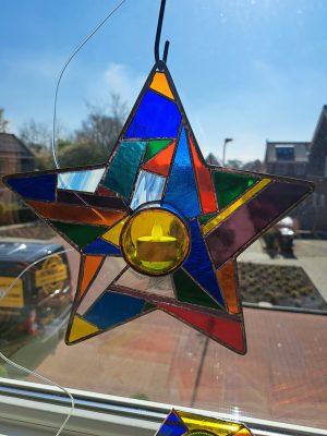 Tiffany-glaswerk "Raamdecoratie Ster met Waxinelicht" door Pieter — Kunstcollectief Zaalberg