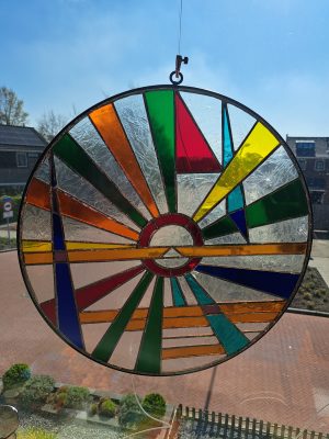 Tiffany-glaswerk "Raamdecoratie WinklerPrins" door Pieter — Kunstcollectief Zaalberg